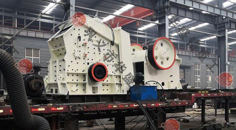 鄂式移動(dòng)破碎站發(fā)貨現(xiàn)場